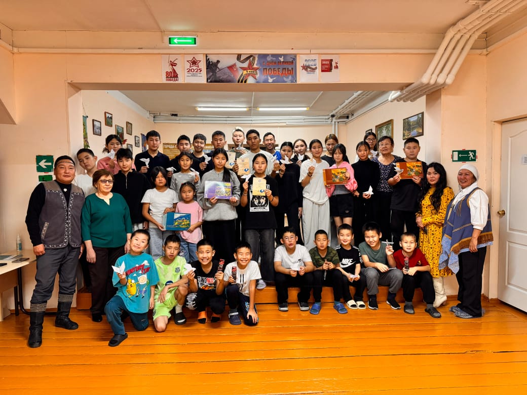 «Биһиги бииргэбит»- квест оонньуу —        Сэтинньи 6 күнүгэр Сарыал сынньалаҥ киин уонна олохтоох библиотека үлэһиттэрэ интернат иитиллээчилэригэр  «Сомоҕолоһуу» уонна «Байанай» ыйыгар аналлаах сэргэх тэрээһин ыыттыбыт. Тэрээһин алгыстан, байанай сиэриттэн-туомуттан саҕаламмыта. Ол кэнниттэн оҕолор 5 хамаандаҕа арахсан, станцияларынан күрэхтэспиттэрэ. Бастакы станция: «Бэйэни билиһиннэрии» оҕолор аат-суол толкуйдаан бэйэлэрин билиһиннэрбиттэрэ. Иккис станция: «Пазл таҥыыта» манна биллиилээх дьон памятниктарын пазлынан таҥан таһааран кимин быһаарбыттара. […]